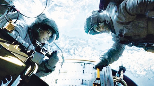 Sandra Bulok i  Džordž Kluni u  filmu „Gravitacija“