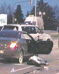 Telo Đorđa Zarića pored automobila