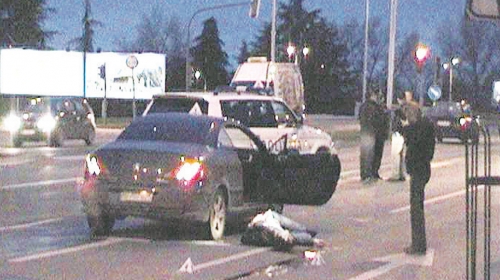 Telo Đorđa Zarića pored automobila