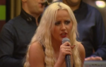 Atina Ferari pokušava da peva