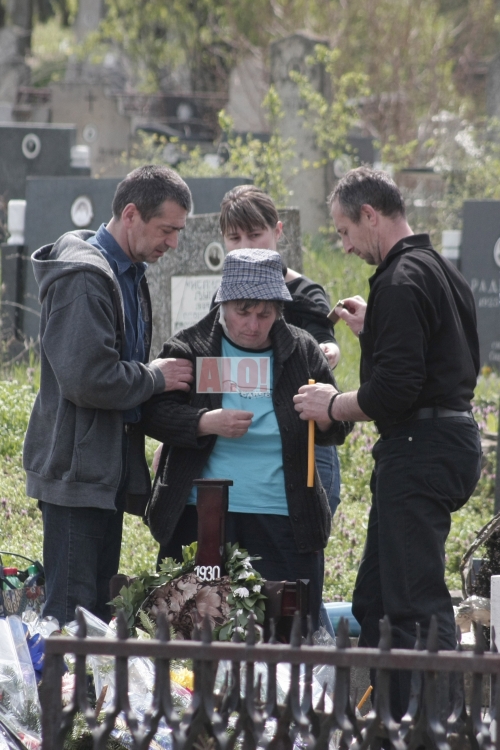 Javorka Bogdanović se krsti kod groba svojih najmilijih