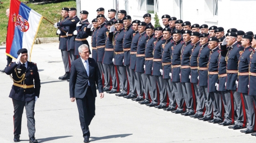 Mirno kad prolazi predsednik...  Nikolić ispred policijskog špalira