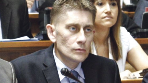 Aleksandar Martinović (SNS)  dovikivao je Marku Đurišiću (NDS): „Lopovi, lopovi!“. Ovaj  mu uzvratio istom merom