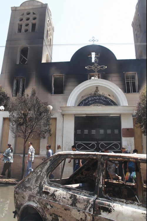 Jedna od nekoliko  desetina spaljenih crkava u Kairu