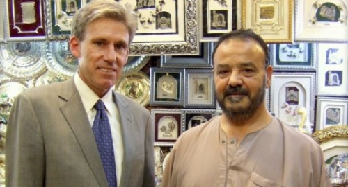 Ambasador Džej Kristofer Stivens sa prodavcem iz Tripolija