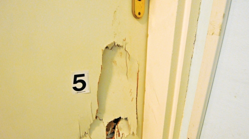 Razvaljena  vrata stana