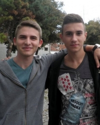 Petar (levo) i Lazar sa drugom Stefanom uhvatili džeparoša i baki vratili nova