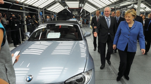 Ni ona nije imuna  na potkupljivost:  Angela Merkel u  obilasku fabrike BMW-a