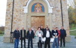 Potpisnici peticije ispred crkve u selu Cvetanovci