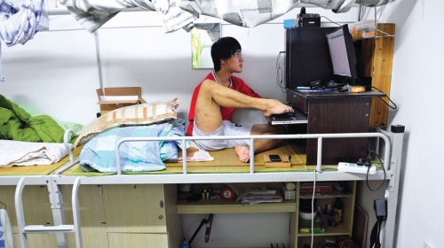 U slobodno vreme  surfuje po internetu u  svojoj studentskoj sobi