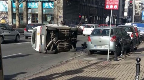 Auto se prevrnuo na Trgu Nikole Pašića