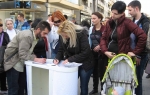 Potpisivanjem inicijative  „Ako nemate novca, imate li srca“ u Kragujevcu / Foto: Biljana Nenković