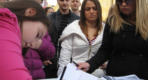 Potpisivanjem inicijative  „Ako nemate novca, imate li srca“ u Kragujevcu / Foto: Biljana Nenković | Foto: 