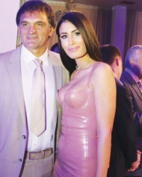 ...ali i na reviji, gde je pozirala sa suprugom