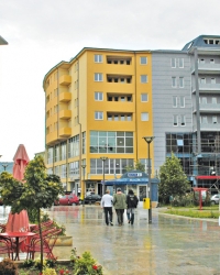 Mirsad Husović  (25) zbog drva  upucao dvojicu  rođaka, a zatim  usmrtio suprugu  jer ih je branila.  Ubica pobegao u Crnu Goru