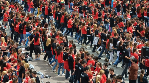 Više od 12.000  svršenih  školaraca igralo na  centralnim  trgovima  u okviru  maturantske  parade „Ples tolerancije“
