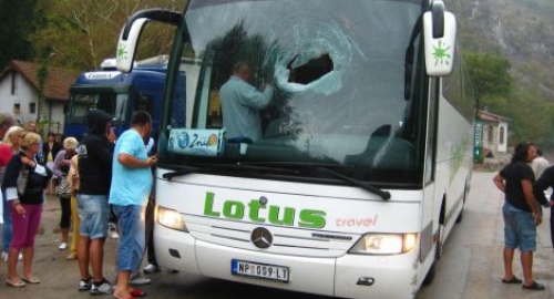 Autobus posle udara stene