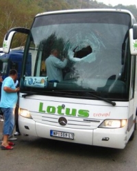 Autobus posle udara stene