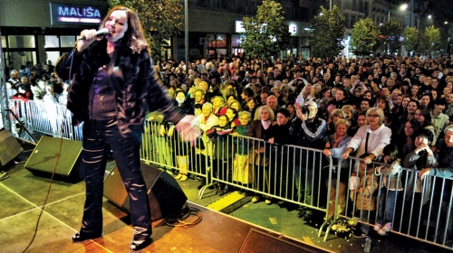 Poklonila koncert  gradu: Bekuta pevala pred 3.000 Zrenjaninaca