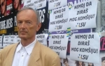 Aleksandar Kravić ispred plakata