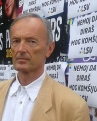 Aleksandar Kravić ispred plakata