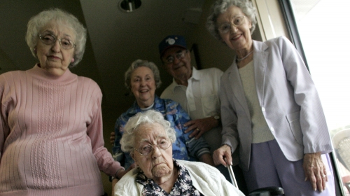 Dina Manfredini sa svojim unukama