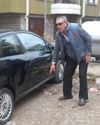 Stanar Miodrag Kstic pokazuje mesto gde je nađena bomba