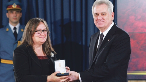 Svetlana  Stević od  predsednika  prima zasluženo  priznanje