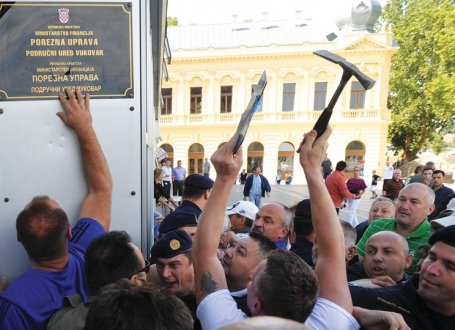 „Domoljubi“ u akciji napada na dvojezičnu tablu u Vukovaru