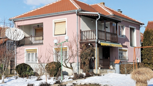 Kuća Dragana Stojkovića u Nišu, na koju je bačena bomba