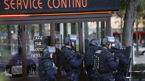 Policija ispred banke u Parizu / Foto: AP