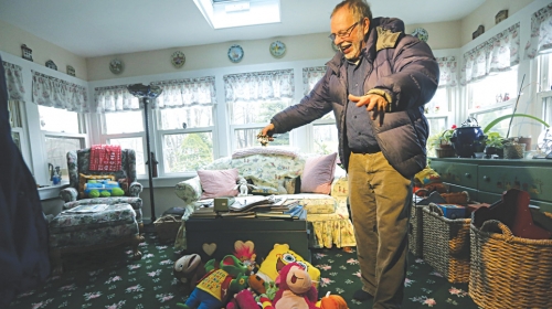 Psiholog Džin Rozen prihvatio šestoro mališana koji su pobegli od ubice, dao im igračke i sokove i dok je čekao njihove roditelj