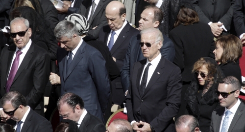 Hašim Tači pored američkog potpredsednika Džozefa Bajdena
