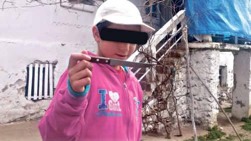Devojčica pokazuje nož kojim je napala majku