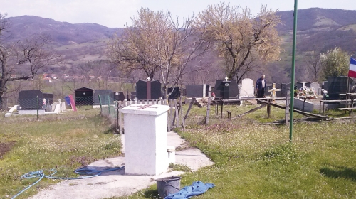Na 150 kuća u selu  ima 21 groblje. Pokojnike  sahranjuju po livadama, voćnjacima i dvorištima  zbog loših puteva, ali i nesloge