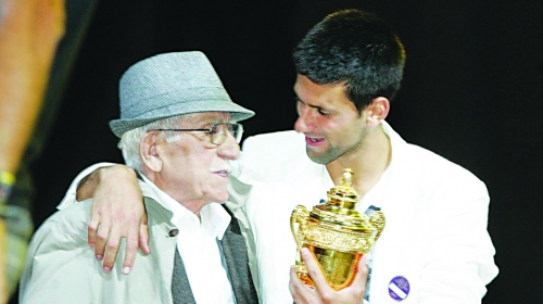 Novak Đoković sa pokojnim dedom Vladimirom po osvajanju Vimbldona