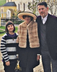 Isidora Bjelica u  manastiru slavi Uskrs!