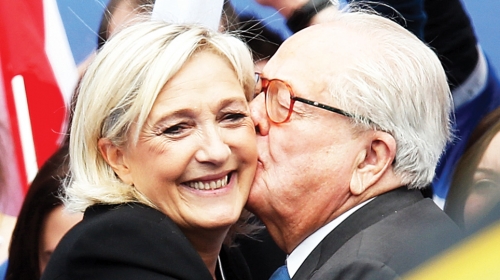 Od tate je nasledila stranku:  Žan-Mari Le Pen sa  ćerkom Marin