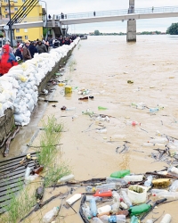 Treba piti samo flaširanu vodu i jesti  konzerviranu hranu. Ako osetite slabost,  povraćate, imate dijareju ili crvenilo  po kož