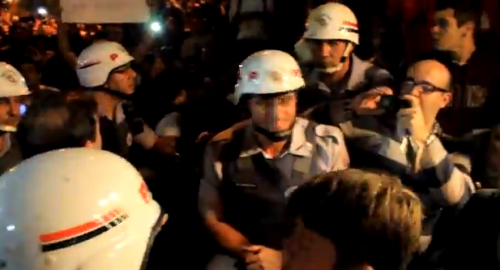 Kakav gest: Policajci među demonstrantima