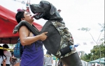 Poljubac žene i njenog psa u San Hoseu
