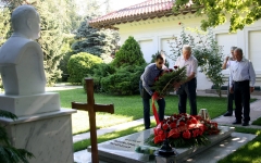 Odavanje pošte na grobu Slobodana Miloševića