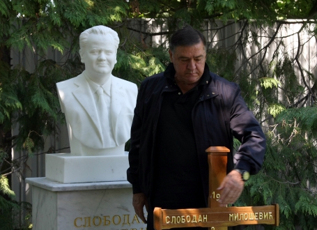 Milutin Mrkonjić na grobu Slobodana Miloševića