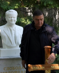 Milutin Mrkonjić na grobu Slobodana Miloševića