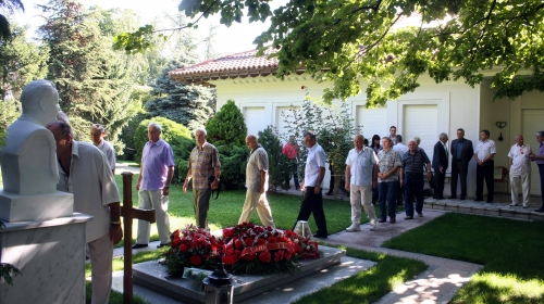 Odavanje pošte na grobu Slobodana Miloševića
