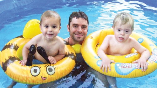 Obožava kupanje: U bazenu sa bratom i tatom