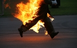 samospaljivanje čovek gori vatra požar