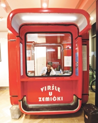 Čuveni PKB-ov kiosk na ulazu u izložbeni prostor