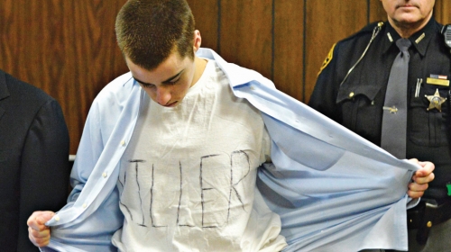 Ubio je tri  učenika bez  ikakvog razloga:  Ti Džej Lejn u sudnici  u majici na kojoj piše  „ubica“