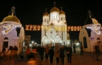 Ruski vernici posle večernje Uskršnje liturgije